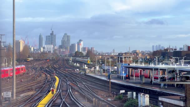 Railway Tracks Hat Clapham Junction Railway Station London United Kingdom — Stockvideo