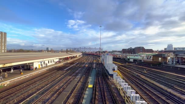 Railway Tracks Hat Clapham Junction Railway Station London United Kingdom — Vídeo de Stock