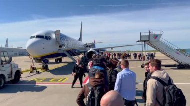 Frankfurt Hahn Havaalanı HHHN 'de Ryanair Airplane ile uçmak için bekleyen yolcular - HAHN, GERMANY - 20 Nisan 2022