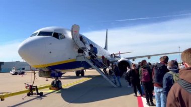 Frankfurt Hahn Havaalanı HHHN 'de Ryanair Airplane ile uçmak için bekleyen yolcular - HAHN, GERMANY - 20 Nisan 2022