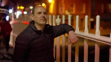 Dublin 'deki Ha Penny Köprüsü' nde duran genç adam İrlanda seyahat fotoğrafçılığı