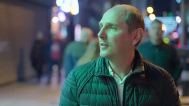 Geceleri Dublin 'deki Tapınak Bar bölgesinde yürüyorum.