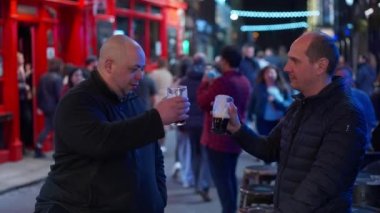 Dublin İrlanda 'da tatilde olan iki arkadaş - İrlanda seyahat fotoğrafçılığı