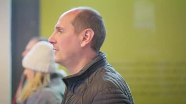 Geceleri Dublin 'deki Tapınak Bar bölgesinde yürüyorum.