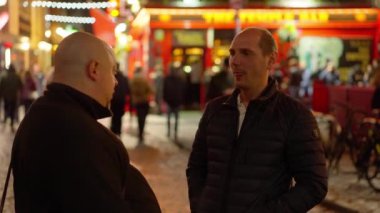 Dublin 'in Tapınak Barı bölgesinde bira içen iki arkadaş, İrlanda seyahati fotoğrafçılığı.