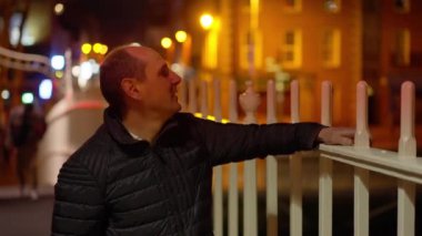 Dublin 'deki Ha Penny Köprüsü' nde duran genç adam İrlanda seyahat fotoğrafçılığı
