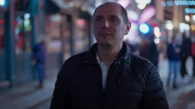 Geceleri Dublin 'deki Tapınak Bar bölgesinde yürüyorum.