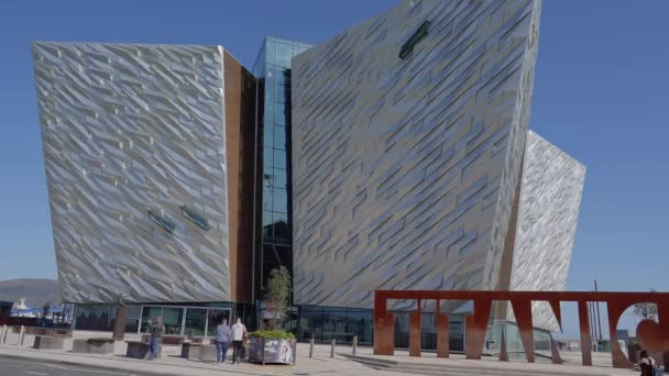 Σύγχρονο Κτίριο Του Τιτανικού Στην Πόλη Του Μπέλφαστ Belfast Ηνωμενο — Αρχείο Βίντεο