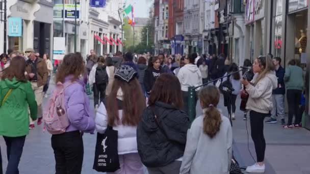 Crowd People Walking Busy Pedestrian Zone Grafton Street Dublin Slow — ストック動画