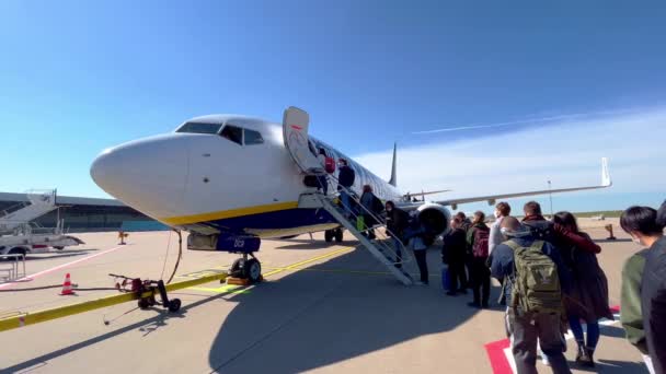 Επιβάτες Που Εισέρχονται Αεροσκάφος Της Ryanair Στο Αεροδρόμιο Frankfurt Hahn — Αρχείο Βίντεο