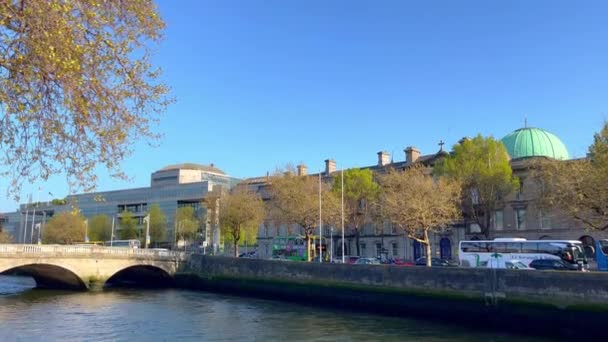 都柏林利菲河上的桥梁 爱尔兰城市 2022年4月20日 — 图库视频影像