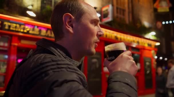 Guys Drinking Beer Temple Bar District Dublin Night Ireland Travel — стокове відео