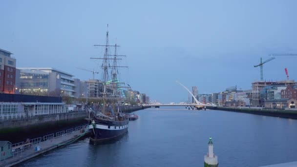 River Liffey City Dublin Travel Photograophy City Dublin Ireland April — Stockvideo
