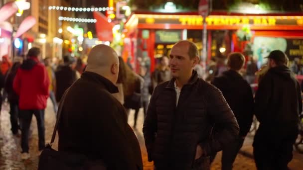 Dwóch Przyjaciół Wakacjach Dublinie Irlandia Irlandia Zdjęcia Wakacji — Wideo stockowe
