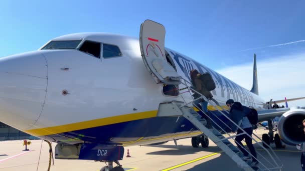 2022年4月20日乘坐Ryanair Airplane在法兰克福哈恩机场Hhn Hahn的乘客 — 图库视频影像