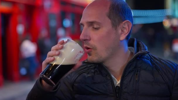 Chicos Bebiendo Una Cerveza Barrio Temple Bar Dublín Por Noche — Vídeo de stock