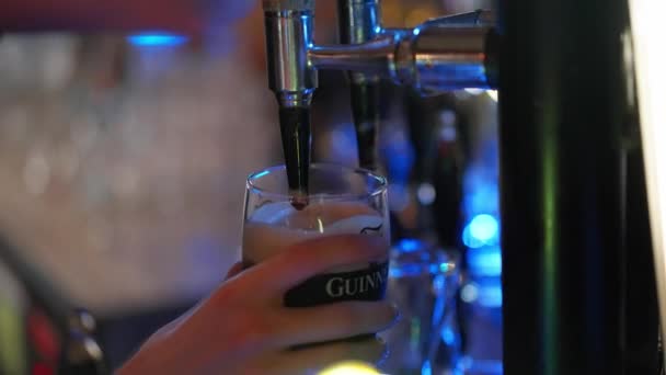 在酒吧里泡一杯新鲜的吉尼斯世界纪录啤酒 爱尔兰杜布伦市 2022年4月20日 — 图库视频影像