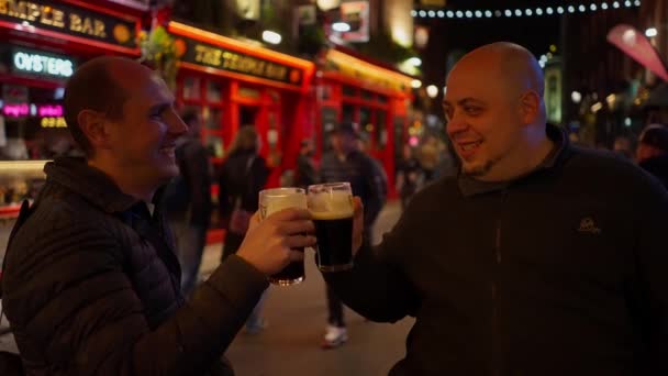 Guys Drinking Beer Temple Bar District Dublin Night Ireland Travel — Stockvideo