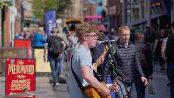 Uliczni Muzycy Buszujący Royal Mile Belfaście Belfast Zjednoczone Królestwo Kwiecień — Wideo stockowe