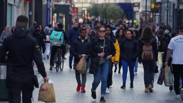 Crowd People Walking Busy Pedestrian Zone Grafton Street Dublin Slow — Stockvideo