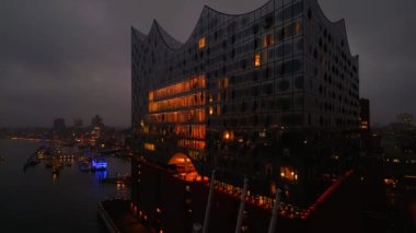 Hamburg 'daki Elbphilharmonie Konser Salonu - inanılmaz İHA çekimi - HAMBURG, ALMANY - 26 ARALIK 2022