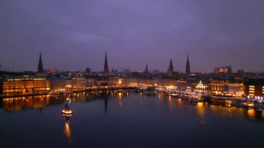 Hamburg şehri üzerinde gece panoramik manzara - HAMBURG, GERMANY - 26 ARALIK 2022