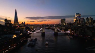 Londra ve Kule Köprüsü üzerinde harika bir akşam manzarası - LONDON, BİRLİK KINGDOM - 18 ARALIK 2022