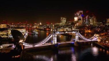 Londra Kule Köprüsü ve Londra Şehri - inanılmaz hava manzarası - LONDON, BİRLİK KINGDOM - 18 Aralık 2022