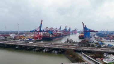 Hamburg Limanı - HAMBURG ŞEHRİ, ALMANA - 26 ARALIK 2022