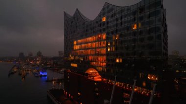 Hamburg 'daki Elbphilharmonie Konser Salonu - inanılmaz İHA çekimi - HAMBURG, ALMANY - 26 ARALIK 2022