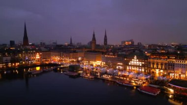 Hamburg şehri üzerinde gece panoramik manzara - HAMBURG, GERMANY - 26 ARALIK 2022