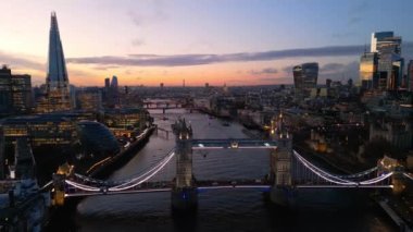 Londra ve Kule Köprüsü üzerinde harika bir akşam manzarası - LONDON, BİRLİK KINGDOM - 18 ARALIK 2022