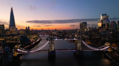 Londra ve Kule Köprüsü üzerinde harika bir akşam manzarası - LONDON, BİRLİK KINGDOM - 18 ARALIK 2022
