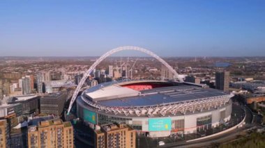 Güneşli bir günde Londra 'daki Wembley Stadyumu üzerinde hava manzarası - LONDON, UNITED KINGDOM - 18 ARALIK 2022