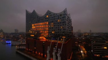 Hamburg 'daki Elbphilharmonie Konser Salonu - inanılmaz İHA çekimi - HAMBURG, ALMANY - 26 ARALIK 2022