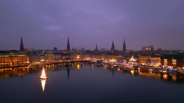 Hamburg 'un güzel şehir merkezi Noel zamanı - HAMBURG ŞEHRİ, ALMANA - 26 ARALIK 2022