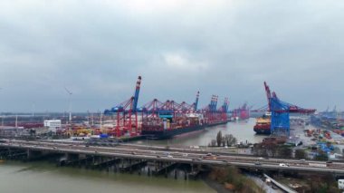 Hamburg Limanı. Tollerort Konteynır Taşımacılığı - HAMBURG ŞEHRİ, ALMANA - 26 ARALIK 2022