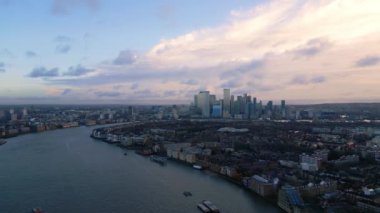 Londra 'daki Thames Nehri ve Canary Wharf üzerinde hava manzarası - LONDON, UNITED KINGDOM - 18 ARALIK 2022