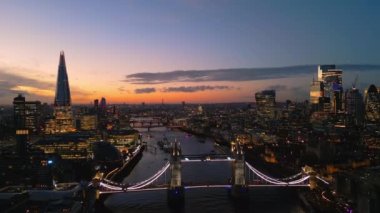 Londra ve Tower Bridge üzerinde tipik akşam manzarası - hava görüntüleri - LONDON, BİRLİK KINGDOM - 18 ARALIK 2022