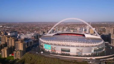 Güneşli bir günde Londra 'daki Wembley Stadyumu üzerinde hava manzarası - LONDON, UNITED KINGDOM - 18 ARALIK 2022