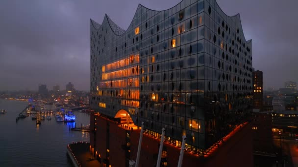 汉堡Elbphilharmonie音乐厅夜间拍摄 令人惊奇的无人机射击 德国汉堡市 2022年12月26日 — 图库视频影像