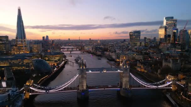 Londen Met Theems Tower Bridge Geweldig Uitzicht Vanuit Lucht Avonds — Stockvideo