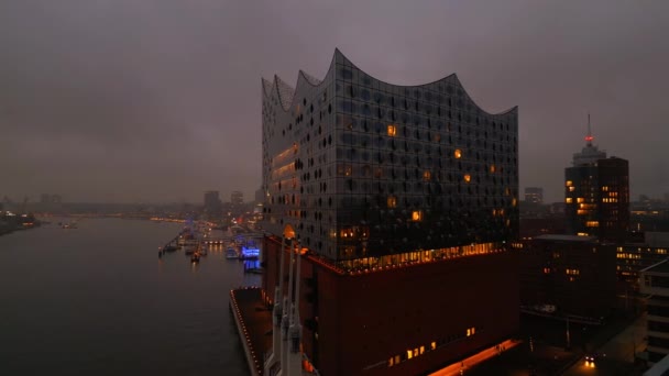 ハンブルクのエルプフィルハーモニー コンサートホールを見下ろす素晴らしい夜景 ドイツ ハンブルク市 2022年12月26日 — ストック動画