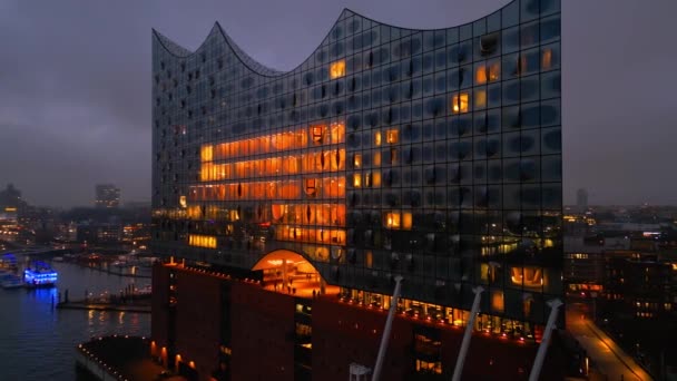ハンブルクで最も有名な建物 夜のエルプフィルハーモニー コンサートホール ドイツ ハンブルク市 2022年12月26日 — ストック動画