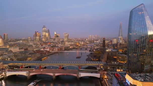 2022年12月18日 英国伦敦 日落时分飞越泰晤士河和伦敦 — 图库视频影像