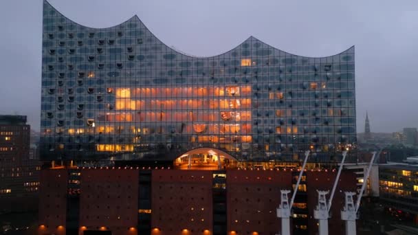 Elbphilharmonia Sala Koncertowa Hamburgu Wieczorem Niesamowite Ujęcie Drona Miasto Hamburg — Wideo stockowe