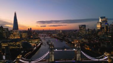 Londra ve Kule Köprüsü üzerinde harika bir akşam manzarası - LONDON, BİRLİK KINGDOM - 18 ARALIK 2022