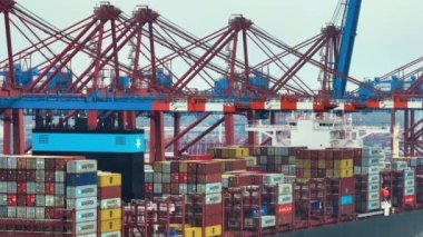 Hamburg Limanı. Tollerort Konteynır Taşımacılığı - HAMBURG ŞEHRİ, ALMANA - 26 ARALIK 2022