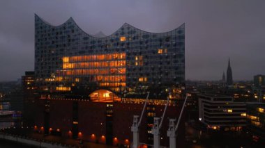 Hamburg 'daki Elbphilharmonie Konser Salonu - inanılmaz İHA çekimi - HAMBURG, ALMANY - 26 ARALIK 2022