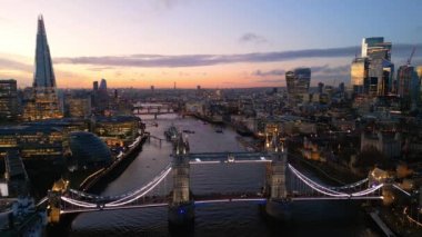 Londra ve Kule Köprüsü üzerinde harika bir akşam manzarası - LONDON, BİRLİK KINGDOM - 18 ARALIK 2022